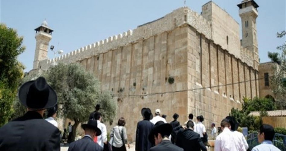 مستوطنون يدنسون الحرم الإبراهيمي بمدينة الخليل