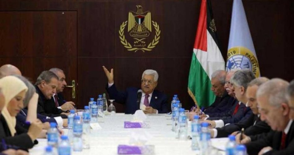 الرئيس الفلسطيني محمود عباس خلال ترأسه اجتماع الحكومة