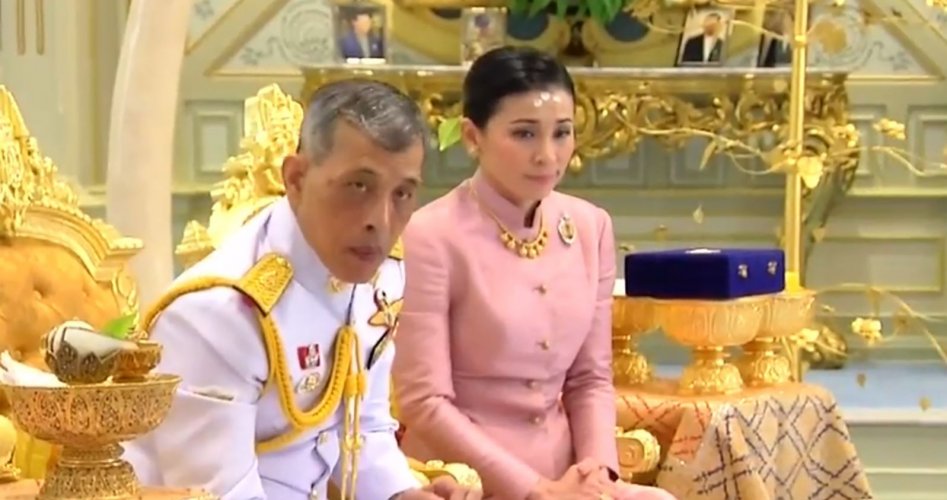 ملك تايلاند ماها فاجيرونغكورن وزوجته الجديدة وحارسته الشخصية سوثيدا فاجيرونغكورن