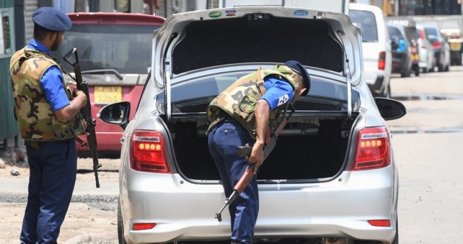 عناصر من الشرطة السريلانكية يفتشون سيارة في العاصمة كولومبو