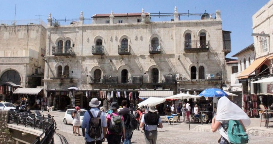 مستوطنين أمام فندق البتراء في البلدة القديمة بالقدس