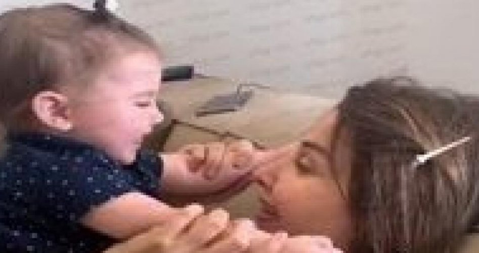 نانسي عجرم تلهو مع طفلتها
