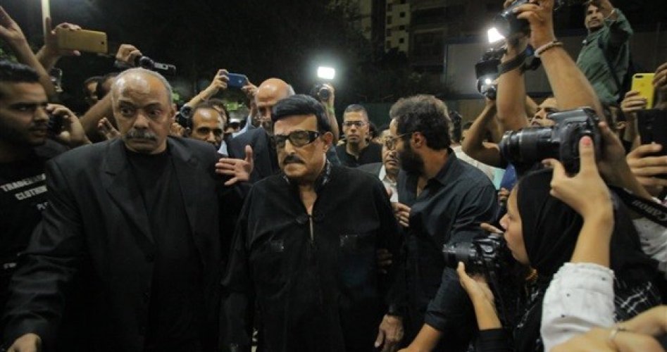 فيديو سمير غانم يصل عزاء الراحل طلعت زكريا بصعوبة