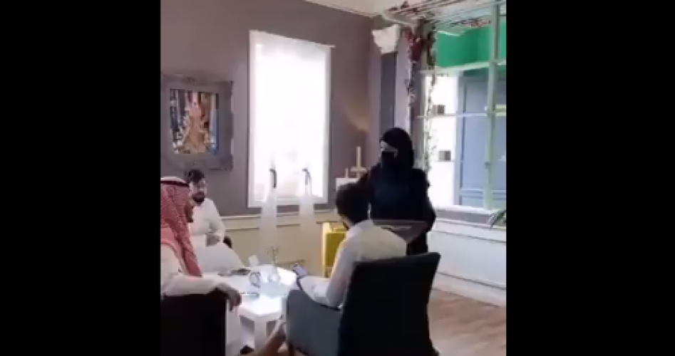 فتيات يعملن كنادلات