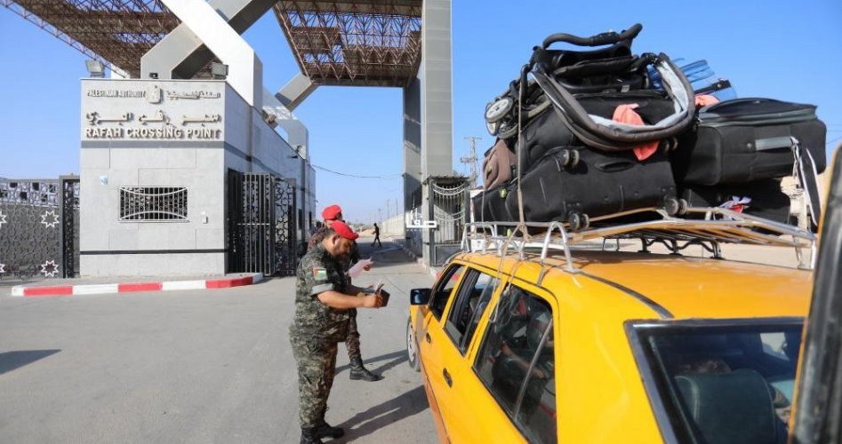 فلسطينيون يسافرون عبر معبر رفح البري