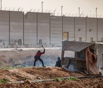 من حدود غزة اليوم ويظهر الجدار الجديد ومزارعين بالقرب منه