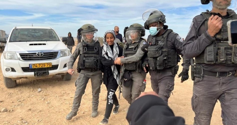 قوات من الجيش الإسرائيلي تعتقل فتاة فلسطينية من النقب المحتل