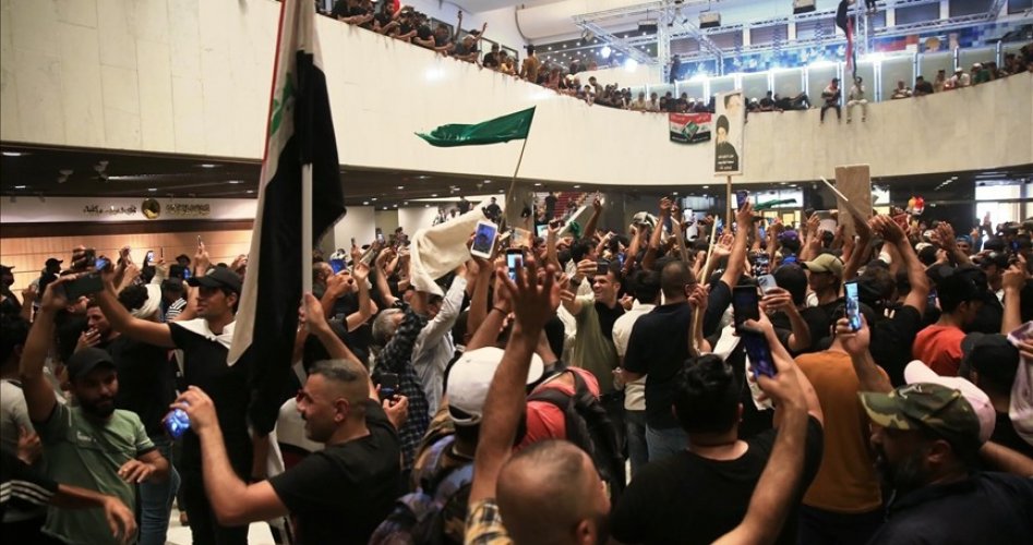 أنصار الصدر يقتحمون مقر البرلمان العراقي