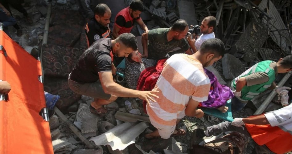 لحظة انتشال مواطنة من تحت الركام جراء قصف إسرائيلي على منزلها في غزة