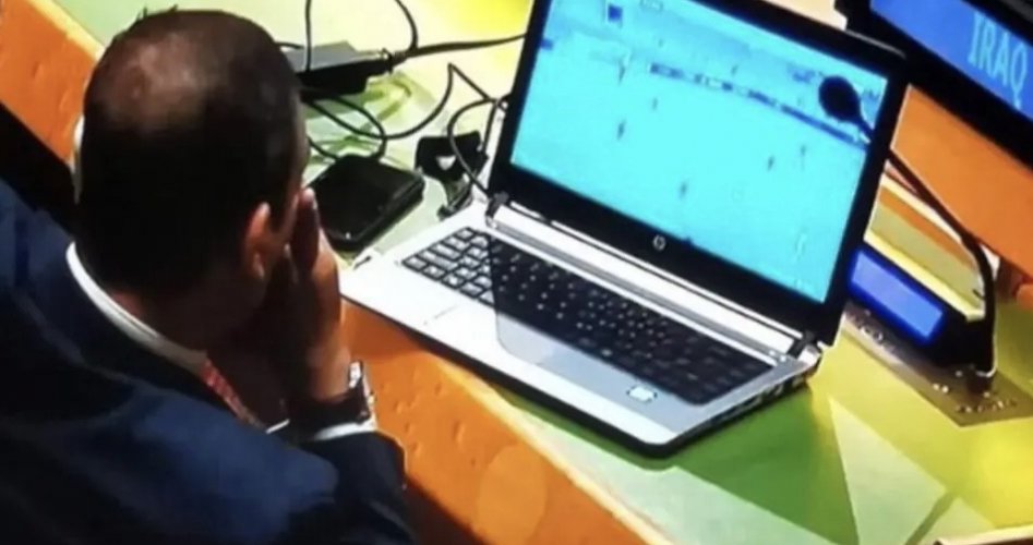 دبلوماسي عراقي يشاهد مباراة كرة قدم خلال اجتماعات الأمم المتحدة