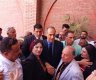 جمال مبارك يلتقط الصور التذكارية مع عدد من المواطنين