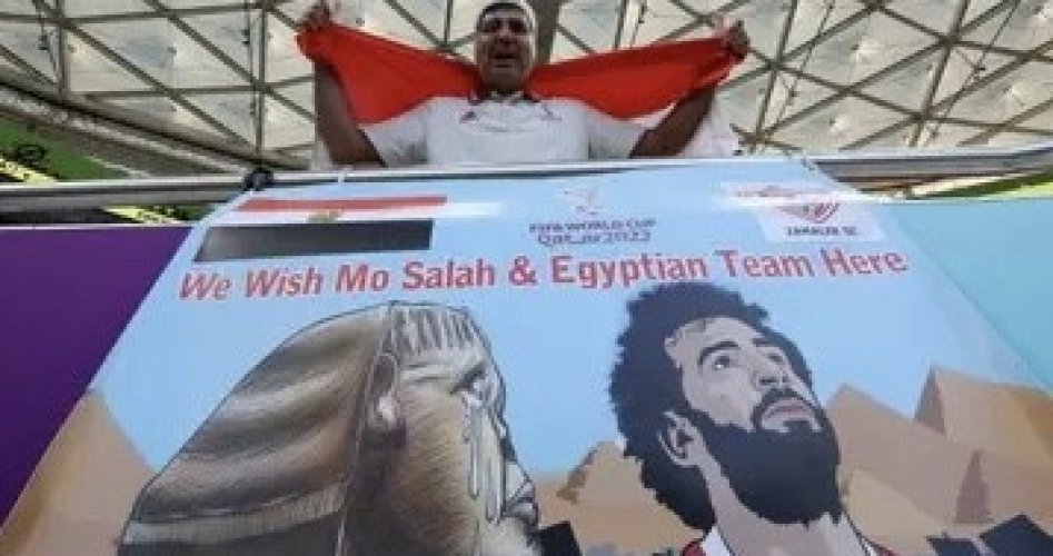 مشجع من مباراة قطر والسنغال بكأس العالم