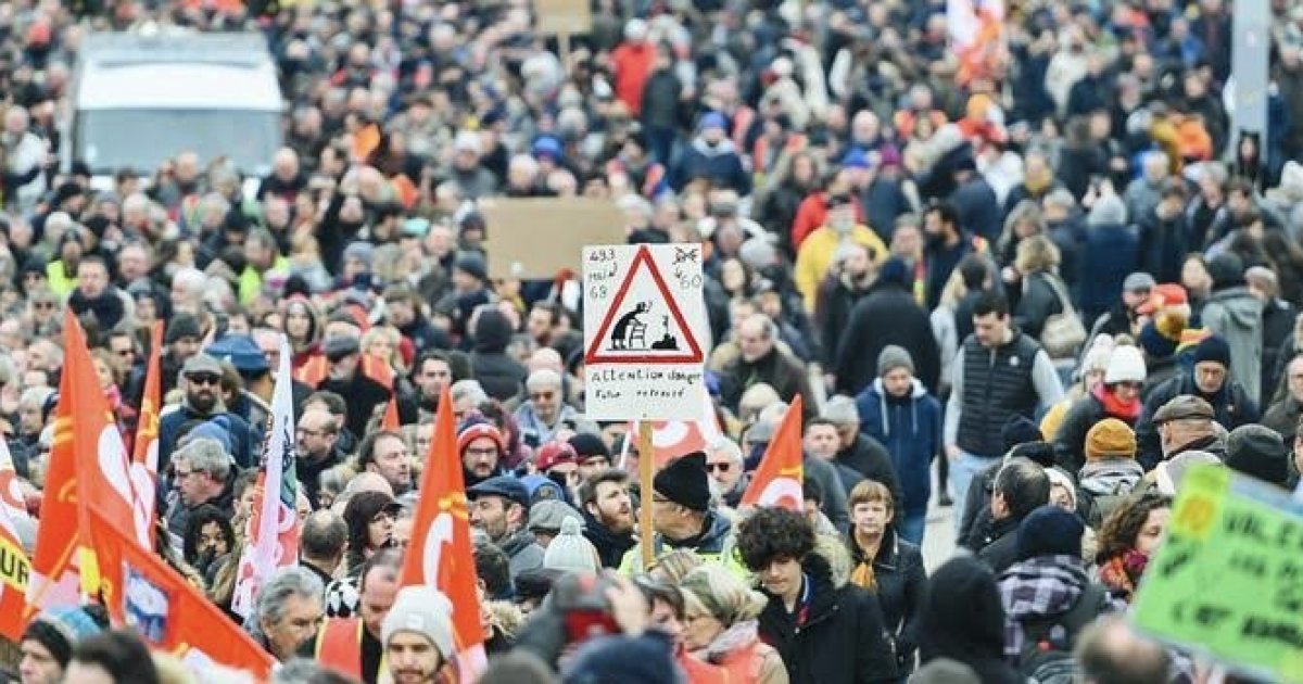مواجهات عنيفة في فرنسا خلال الاحتجاجات ضد مشروع إصلاح نظام التقاعد . جريدة البوكس نيوز