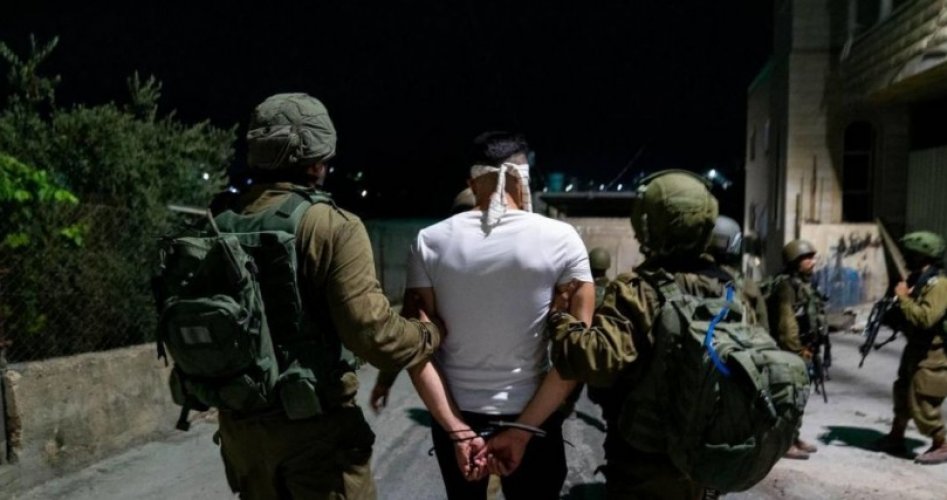 قوات الاحتلال الاسرائيلي تعتقل شاب فلسطيني- أرشيف
