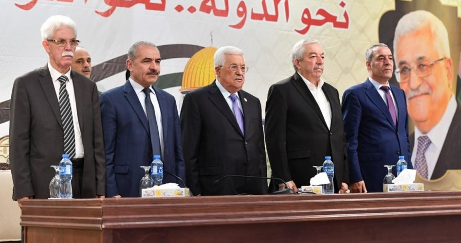 الرئيس الفلسطيني برفقة قيادة (فتح)-أرشيف