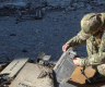 جندي أوكراني يفحص طائرة مسيرة- أرشيف