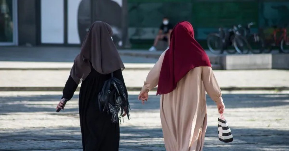 الان – فرنسا تفرض حظراً على ارتداء العباءات الإسلامية بالمدارس الحكومية . جريدة البوكس نيوز