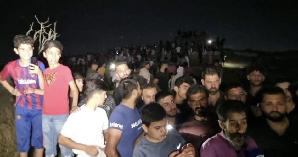 الأهالي يتجمعون أمام مقبرة بمنطقة فايدة العراقية