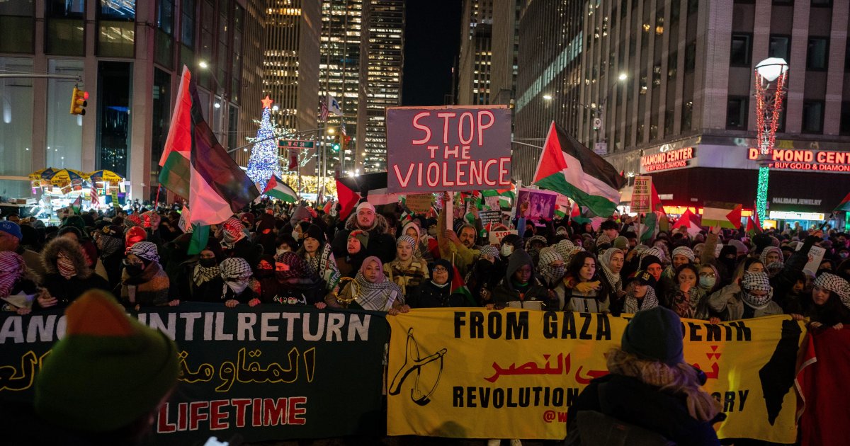 الان – تضامنًا مع غزة.. مناصرون لفلسطين يعرقلون إضاءة شجرة عيد الميلاد في نيويورك . جريدة البوكس نيوز