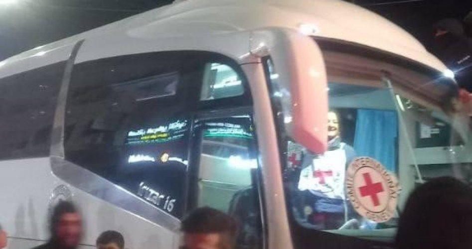 حافلة تقل الأسرى الفلسطينيين المفرج عنهم تصل رام الله