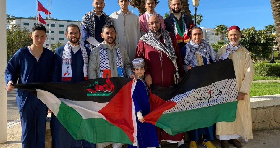 عائلة مغربية ترتدي وتحمل الكوفية وعلم فلسطين