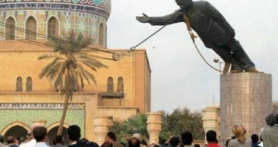تحطيم تمثال صدام حسين