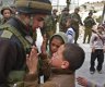 جندي من كتيبة نيتساح يهودا يُرهب طفلا فلسطينيا