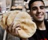مواطن غزاوي ممسكًا بالخبز