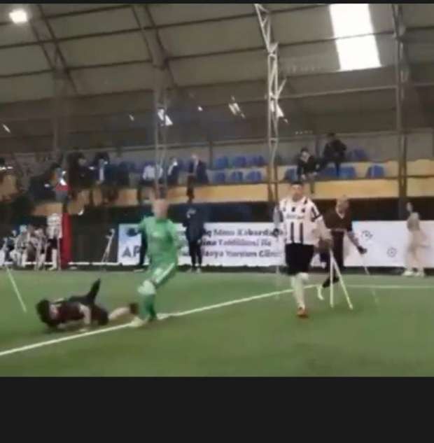 تامر حسني ينشرمقطع فيديو للاعب على عكاز يحرز هدفا بواسطة رأسه . البوكس نيوز