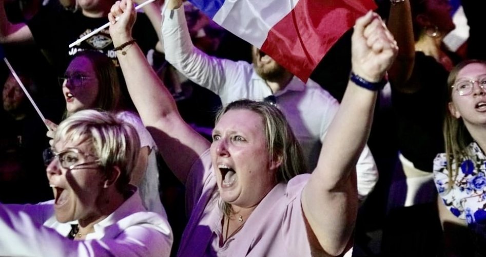 أنصار اليمين المتطرف يحتفلون في شوارع فرنسا