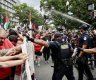 الشرطة الأمريكية ترش رذاذ الفلفل على المحتجين أمام الكابيتول